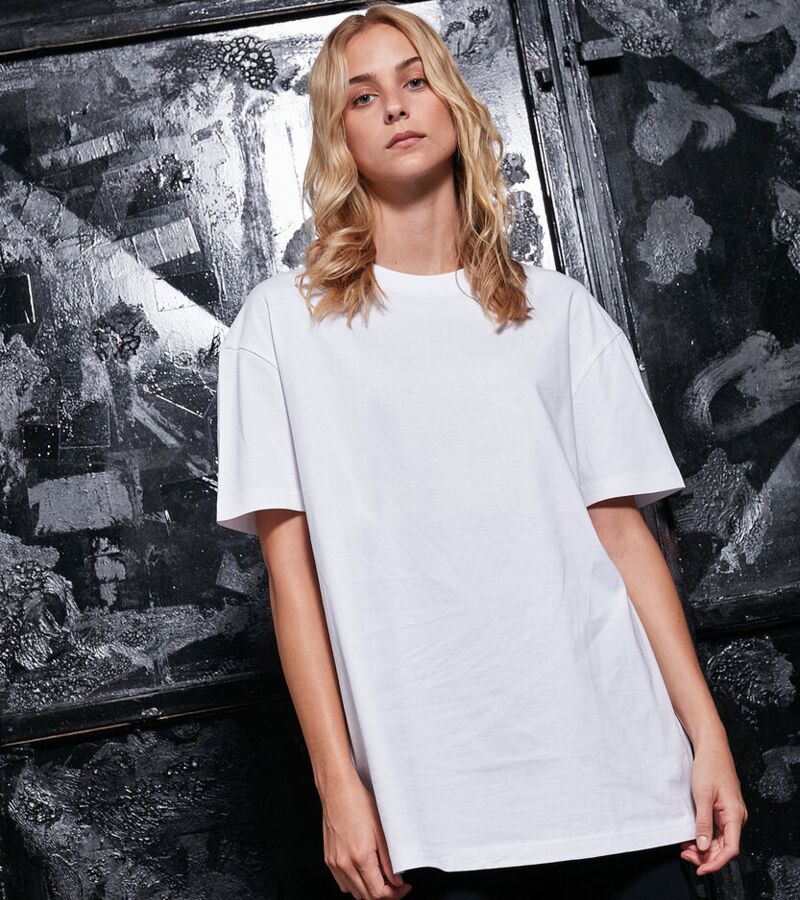 Women's oversized boyfriend tee Thumbnail